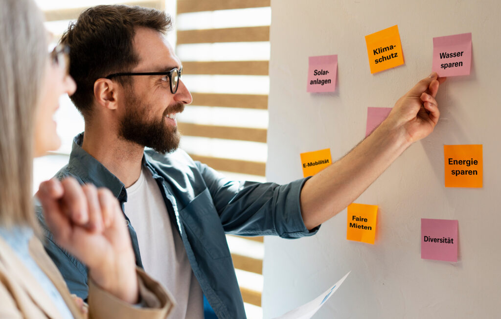 Gemeinsam setzen Workshopteilnehmende Schwerpunkte für ihr Wohnungsunternehmen.